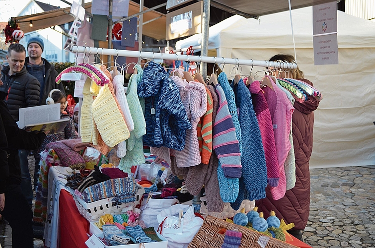 Gestricktes für Kleinkinder in der kalten Jahreszeit. ihk Gestricktes für Kleinkinder in der kalten Jahreszeit. ihk