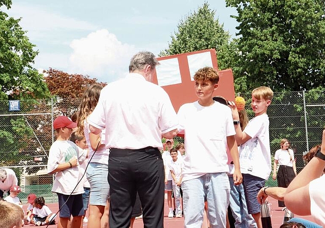 Ein letzter Händedruck und der Ernst der Oberstufe beginnt. rfb