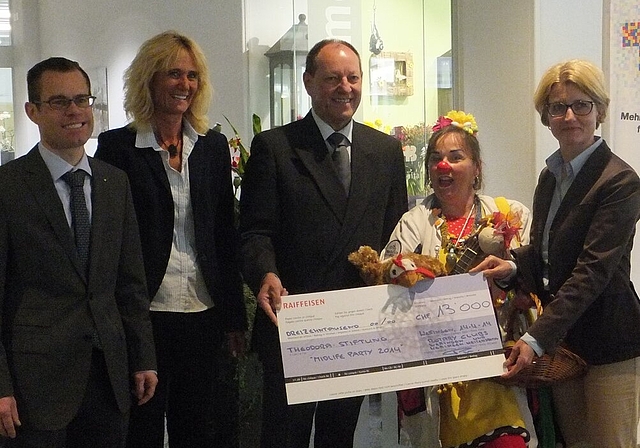 V.l.: Marc Peterhans (Rotary Club Wettingen), Susanne Voser und Roland Wunderli (Rotary Club Wettingen-Heitersberg), Dr. Floh und Anke Hoffmann (Fundraising Stiftung Theodora).Foto: zVg