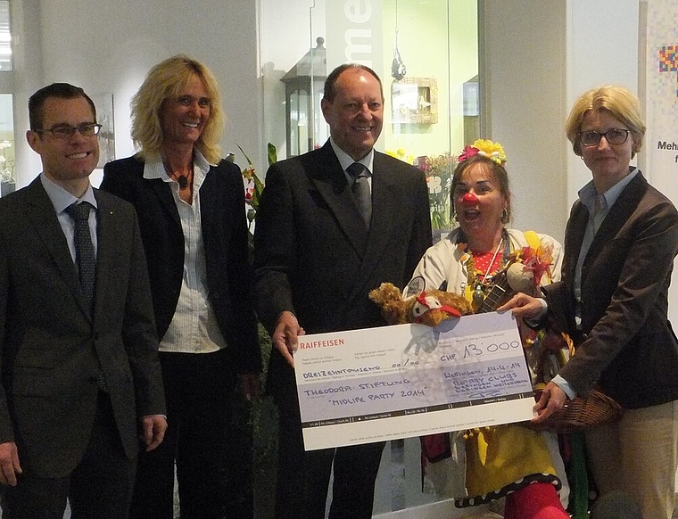 V.l.: Marc Peterhans (Rotary Club Wettingen), Susanne Voser und Roland Wunderli (Rotary Club Wettingen-Heitersberg), Dr. Floh und Anke Hoffmann (Fundraising Stiftung Theodora).Foto: zVg
