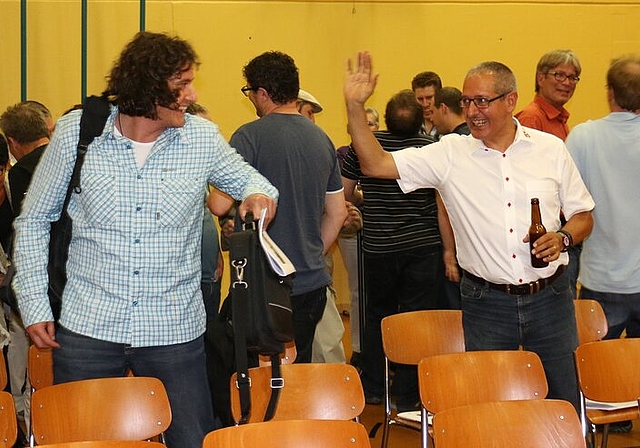 Auf Wiedersehen Michael Kurz (l.) von der Schulsozialarbeit Wettingen verabschiedet sich nach der Gemeindeversammlung von Vizeammann Walter Hubmann.Fotos: bär Voten aus der Bevölkerung zur Einführung der Schulsozialarbeit. Luigi Palazzo (l.) freut
