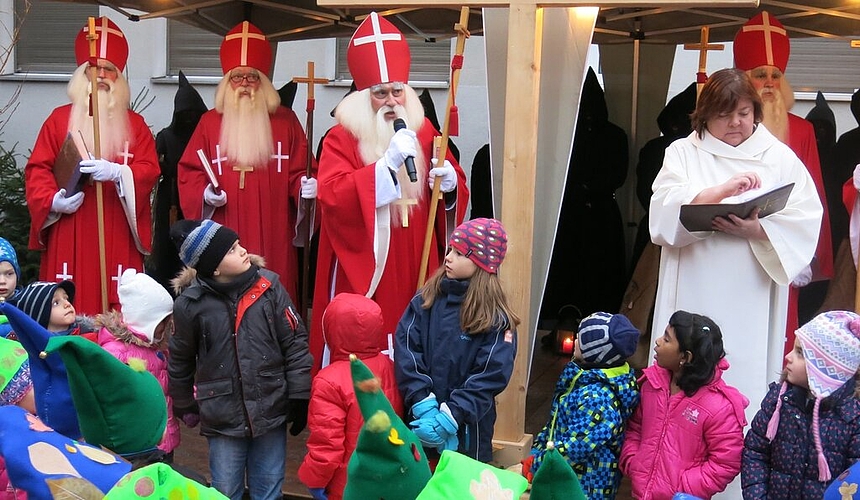 Der Samichlaus begrüsste die Kinder auf dem Zentrumsplatz. Der Samichlaus begrüsste die Kinder auf dem Zentrumsplatz.
