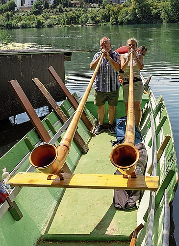 Überraschung aus Neuenhof: Hans Matt und Sandra Meier von der Alphorngruppe Reussblick beflügelten die Fischliebhaber mit musikalischen Einlagen. Überraschung aus Neuenhof: Hans Matt und Sandra Meier von der Alphorngruppe Reussblick beflügelten die Fischliebhaber mit musikalischen Einlagen.