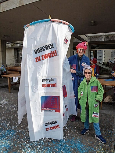 Michael und Andrin Stutz mit der mobilen Energie-Spar-Dusche.gk
