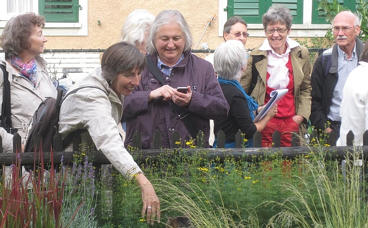 In fremde Gärten gucken auf dem Garten-Spaziergang. Foto: zVg