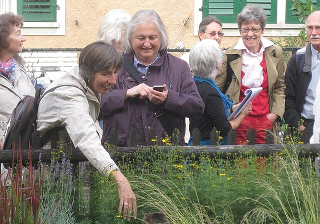 In fremde Gärten gucken auf dem Garten-Spaziergang. Foto: zVg