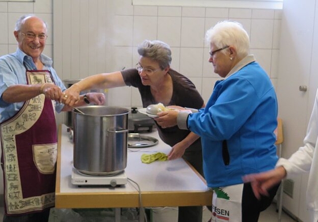 Jede und jeder in der Küche hatte bei der Metzgete des Männerchors Neuenhof seine Aufgabe. Foto: ska