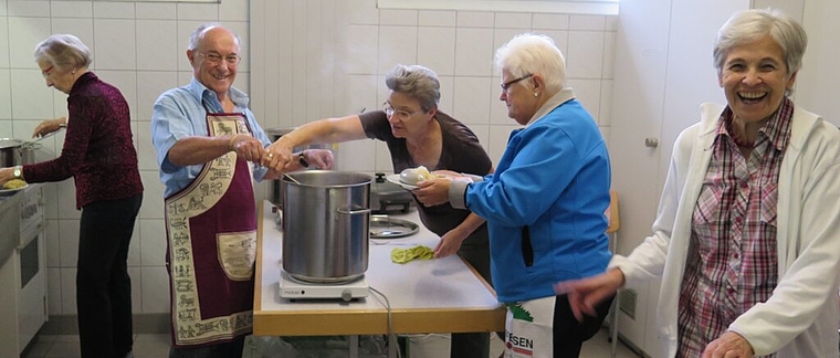 Jede und jeder in der Küche hatte bei der Metzgete des Männerchors Neuenhof seine Aufgabe. Foto: ska