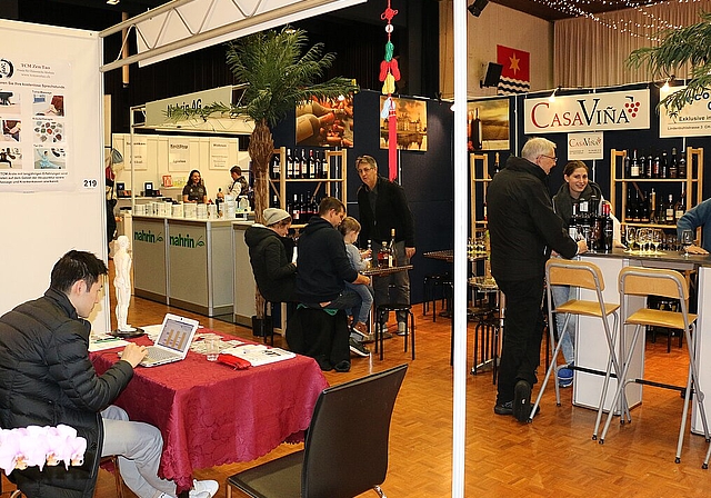 Chinesische Medizin, Weine und Gewürze fand man unter anderem an der Herbstmesse im Tägi Wettingen.Fotos: bär
