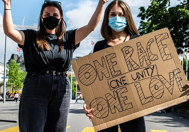 Zeigen sich solidarisch: Isabel Suter (links) und Isabelle Schmocker aus Wettingen kämpfen an der Demonstration in Zürich gegen Diskriminierung. zVg/Vincenzo Miano
