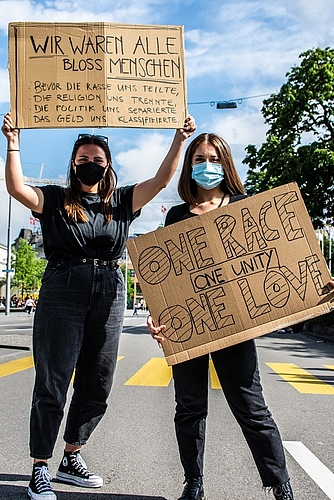 Zeigen sich solidarisch: Isabel Suter (links) und Isabelle Schmocker aus Wettingen kämpfen an der Demonstration in Zürich gegen Diskriminierung. zVg/Vincenzo Miano