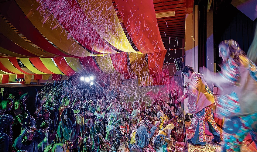 Im Konfettiregen: Die Kinder in der Boostock-Turnhalle «verschwinden» in den bunten Papierschnitzeln. Bilder: Roger Egloff Im Konfettiregen: Die Kinder in der Boostock-Turnhalle «verschwinden» in den bunten Papierschnitzeln. Bilder: Roger Egloff
