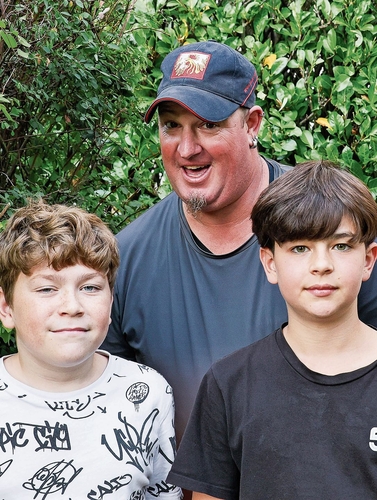 Warten auf den Einsatz als Figuranten: André Blesi (Mitte) sowie die 11-Jährigen Gioele De Giuseppe (l.) und Jordi Kühner Casas.gk