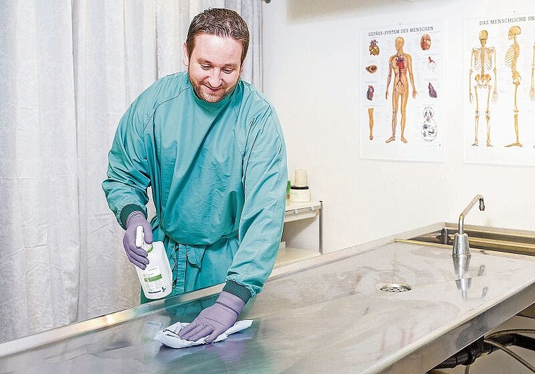 Bestatter Sandro Güntert desinfiziert den Raum nach jedem Covid-Verstorbenen. (Bild: Sandra Ardizzone)