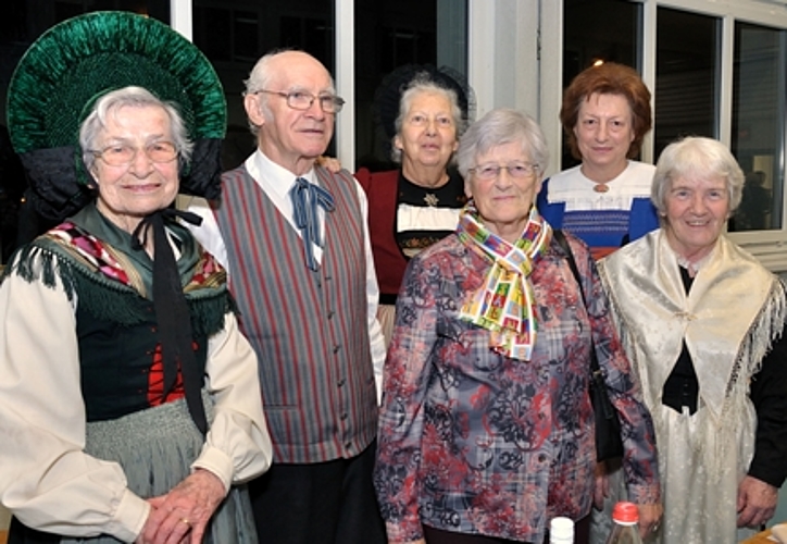 Die Trachtengruppe Neuenhof servierte den Apéro. Fotos: cm
