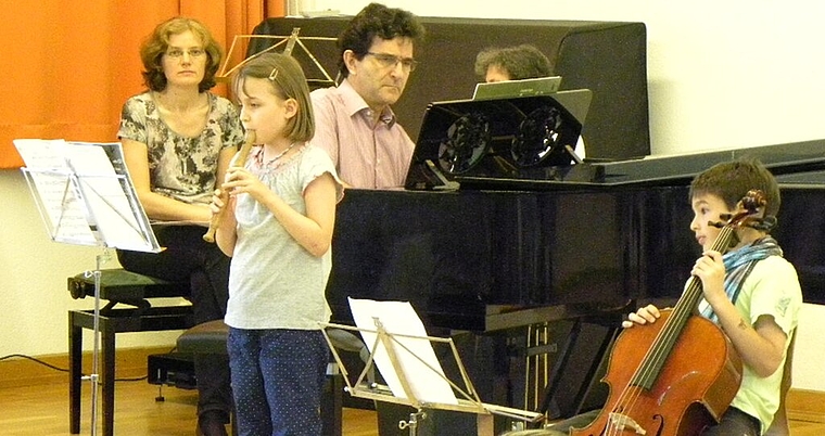 Im fachkompetenten Unterricht ein Instrument spielen lernen. Foto: zVg