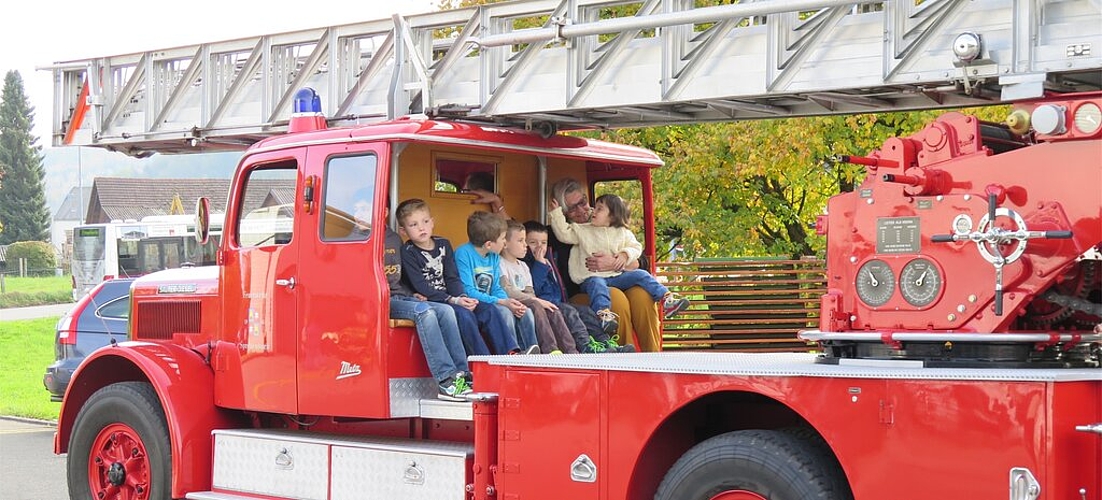 Um mit dem Oldtimer-Feuerwehrauto eine Runde durch Spreitenbach zu drehen, stellten sich den ganzen Nachmittag über zahllose Gäste in die Warteschlange. Fotos: ska
