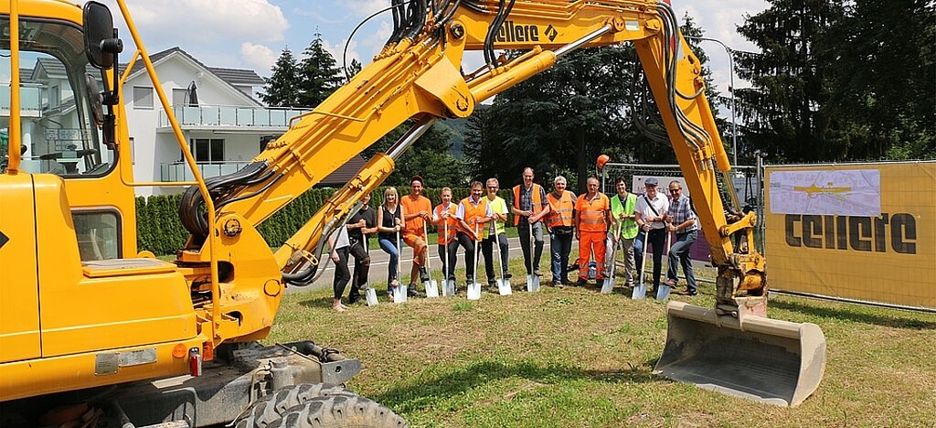 Spatenstich <em>am Montagnachmittag mit Vertretern der Gemeinde, des Kantons und der Baufirmen. Melanie Bär</em>
