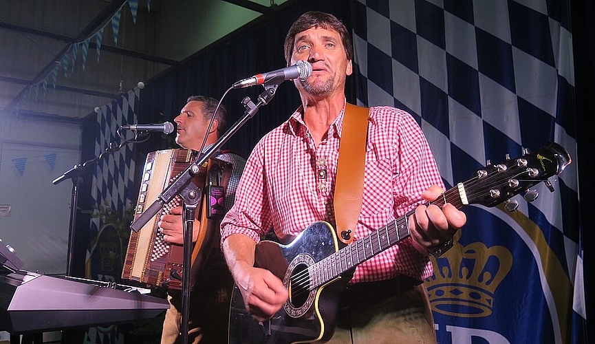 Das Tiroler Duo «Die Pitzis» <em>sorgte für Stimmung am Oktoberfest. (Muriel Zweifel)</em>
