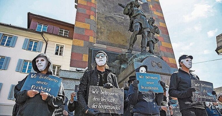 Solche Szenen will Wettingen vermeiden: Corona-Skeptiker vor dem Tell-Denkmal in Altdorf. (Bild: Urs Flüeler/Keystone)