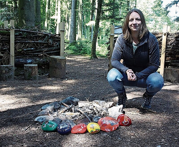 Das Waldsofa samt Feuerstelle, das Anja Dillinger errichtet hat, ist der zentrale Platz.Sibylle Egloff
