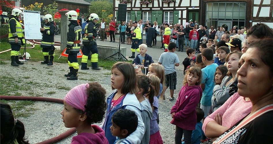 Eine grosse Zuschauerschar hatte sich eingefunden, um der Hauptübung der Feuerwehr Neuenhof beizuwohnen. Vor allem die Kinder standen den Feuerwehrleuten manchmal fast auf den Füssen vor lauter Neugier. Fotos: ska
