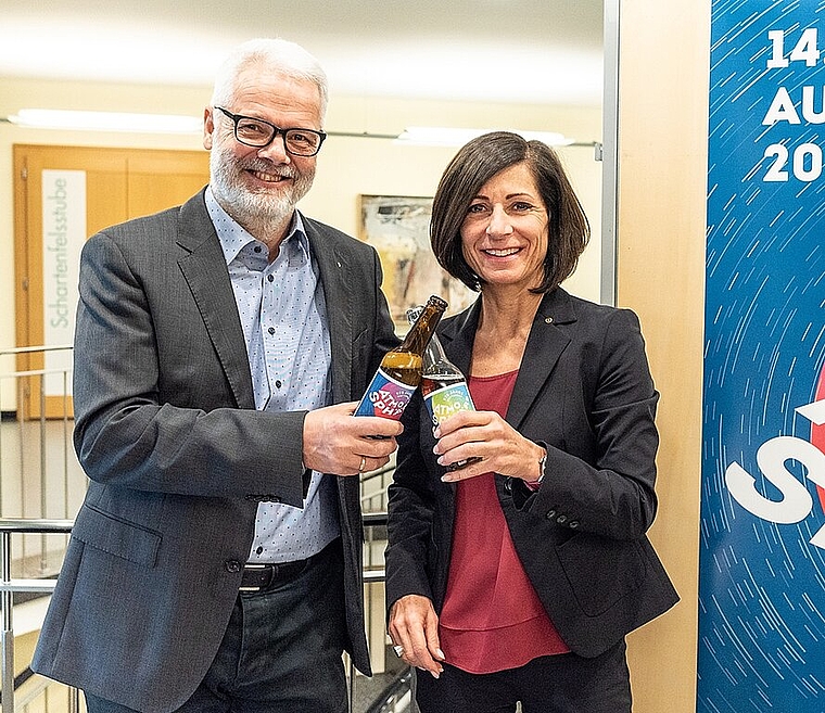 OK-Präsident Paul Koller und Vizepräsidentin Ursula Oeschger stossen auf das bevorstehende Jubiläumsfest an. (zVg)