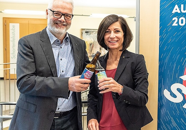 OK-Präsident Paul Koller und Vizepräsidentin Ursula Oeschger stossen auf das bevorstehende Jubiläumsfest an. (zVg)