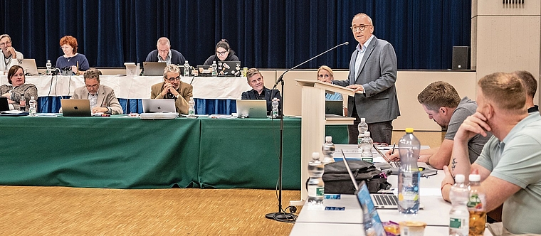 Gemeindeammann Markus Haas (FDP) hatte keinen einfachen Stand während der Budgetdebatte im Einwohnerrat. Aufgrund des grossen öffentlichen Interesses fand die Sitzung im Tägi statt.Bild: Philippe NEidhart