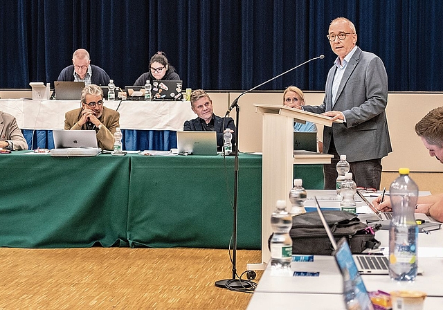 Gemeindeammann Markus Haas (FDP) hatte keinen einfachen Stand während der Budgetdebatte im Einwohnerrat. Aufgrund des grossen öffentlichen Interesses fand die Sitzung im Tägi statt.Bild: Philippe NEidhart