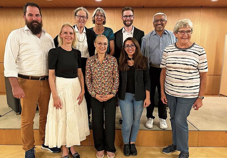 Verabschiedeten Yvonne Feri (in der Mitte) im Rathaus: (v. l.) Roman Wyler (Mitte), Nationalrätin Lilian Studer (EVP), Marie Louise Reinert (EVP), Hanna Läng (EVP), Sinem Gökçem (SP, untere Reihe), Alain Burger (SP), Orun Palit (GLP) und Margrit