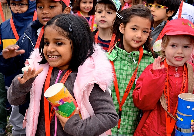 Begeistert trommelten die Wettinger Schüler im gemeinsamen Takt. Foto: swMathias Schiesser leitete die Kinder zum Trommeln an. Foto: swWohlverdienter Preis: Wettinger Sonnenbrillen für die Schüler. Foto: zVg