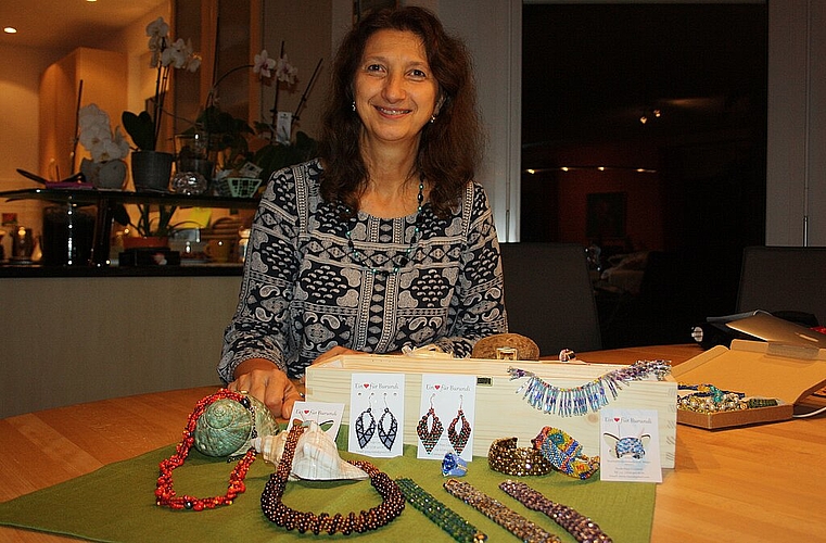 Anna Nipp will den selbst gemachten Glasperlenschmuck am Spreitenbacher Weihnachtsmarkt verkaufen. Sibylle Egloff
