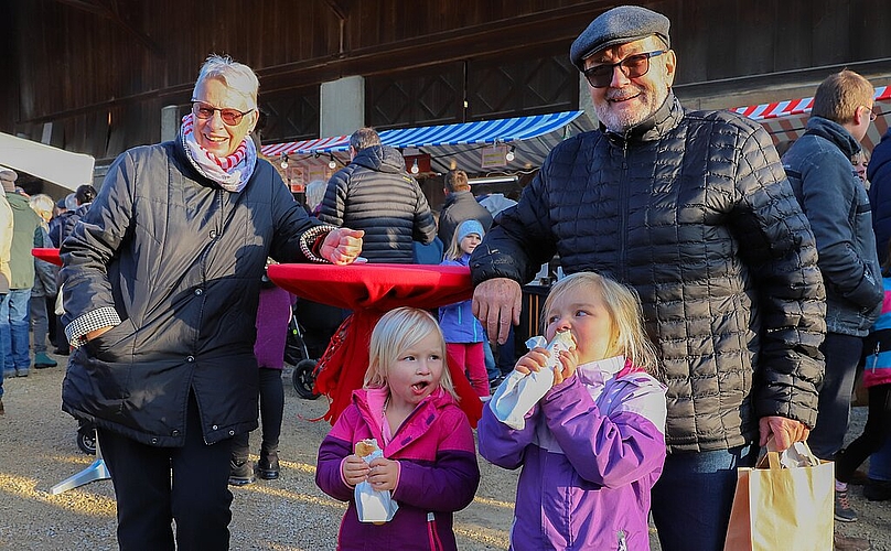 Amélie, 5 (r.), und Zoé, 3, mit den Grosseltern Margrith und Peter Haller.
