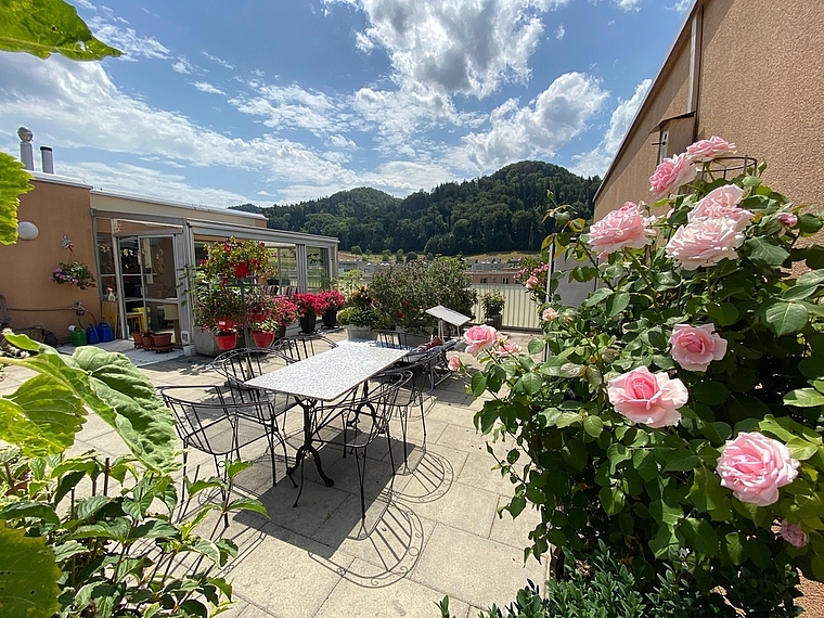 Terrasse mit blühender Blumenpracht an der Zürcherstrasse in Neuenhof. Melanie Bär