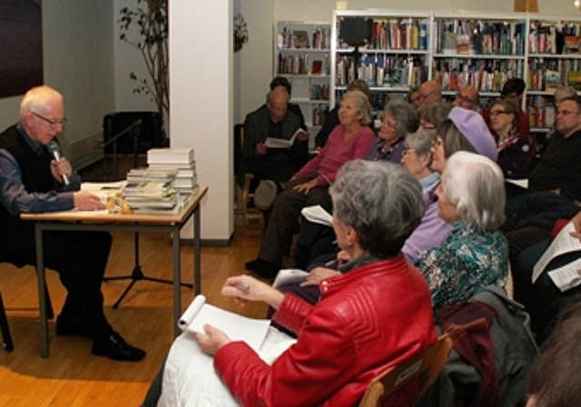 Vor vollen Reihen plauderte Hans Joerg Zumsteg über Island, seine Literatur, Kultur und spannenden Eigenheiten. Foto: ska