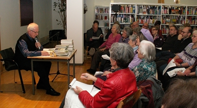 Vor vollen Reihen plauderte Hans Joerg Zumsteg über Island, seine Literatur, Kultur und spannenden Eigenheiten. Foto: ska