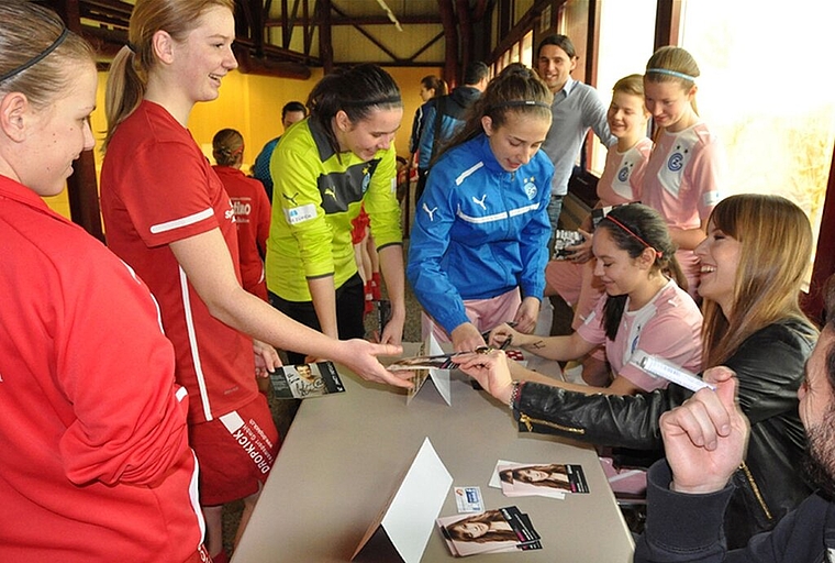Fussball- und Futsal-Fans bei der Autogrammstunde mit den «Grossen». Foto: zVg