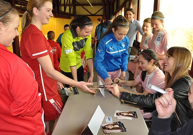 Fussball- und Futsal-Fans bei der Autogrammstunde mit den «Grossen». Foto: zVg