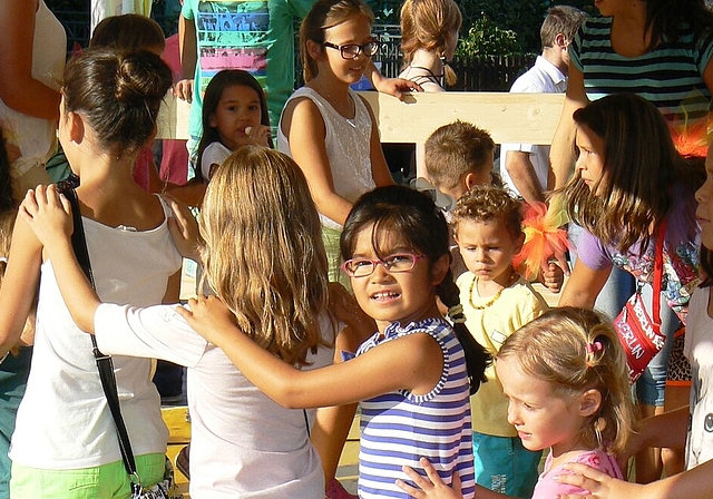Am Dorffest kommen die Kinder am Stand des Elternvereins zu ihrem Spass. Foto: zVg