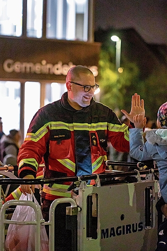 High Five vom Feuerwehrmann. reg High Five vom Feuerwehrmann. reg