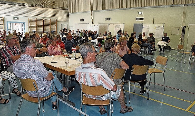 Im Juni 2019 diskutierten 120 Neuenhoferinnen und Neuenhofer ab 55 Jahren über das Thema Altersarbeit in ihrer Wohngemeinde. Sie möchten sich vermehrt an Anlässen oder bei der Nachbarschaftshilfe beteiligen.Rahel Bühler/Archiv