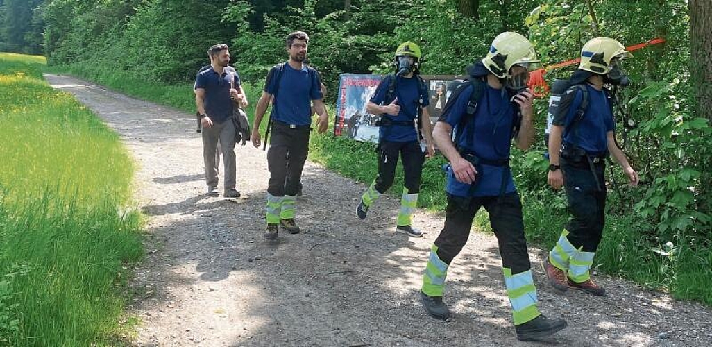 Mitglieder der Feuerwehr Maiengrün absolvierten den Marsch unter Atemschutz.Tanja Isler
