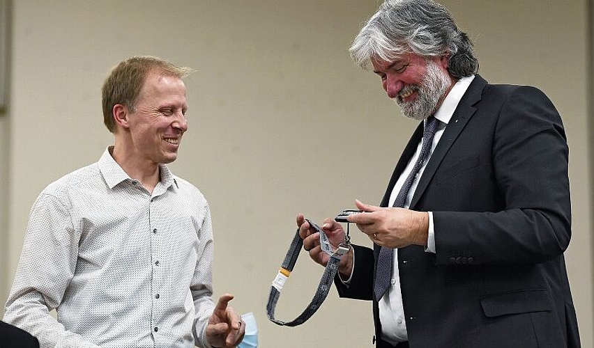 Der neue Einwohnerratspräsident Lutz Fischer-Lamprecht (r.) erhält von EVP-Parteikollege Lukas Rechsteiner eine Mundharmonika geschenkt. Alexander Wagner