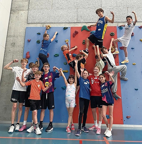 Die Kletterwand in der Turnhalle war bei Kindern und Jugendlichen beliebt. zVg