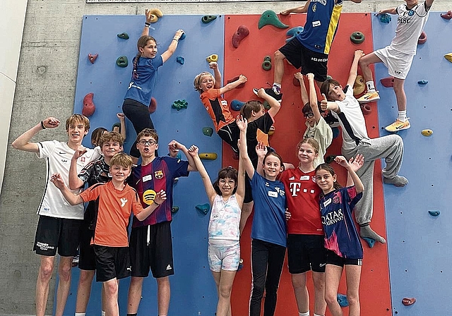 Die Kletterwand in der Turnhalle war bei Kindern und Jugendlichen beliebt. zVg