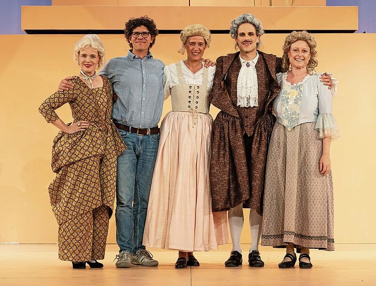 Auf der Bühne (v.l.) Theresia Hlavka, Renato Botti, Gisela Neumann, Arndt Krueger und Karin Leuthard. zVg
