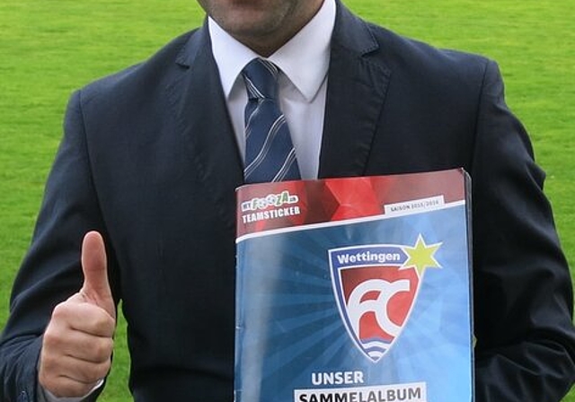 Luigi Giordano präsentiert das neue Sammelalbum des FC Wettingen. Fotos: bha
