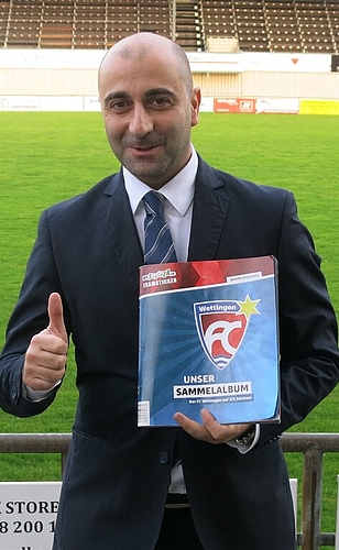 Luigi Giordano präsentiert das neue Sammelalbum des FC Wettingen. Fotos: bha
