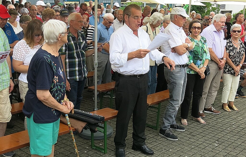 Gemeinsames Singen der Nationalhymne in Spreitenbach.
